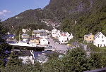 Haus 1979 - Her er ferja frå Garnes kome inn til den vakre Hausbygda, Hausvik i Sørfjorden. Ein ser at den gamle busetnaden med sentrumsområde og butikkar framleis er intakt. I bakgrunnen ser ein byggjefeltet Verkane som vart reist på 1970-talet.