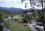 Lonevåg 1979 - Parti frå Ramberget i Lonevåg. I forgrunnen teigen til Johannes Kalleklev, som no er seld til bustadbygging. Bak er løa og jorda til Asbjørn Natland, gården hans er enno i drift.