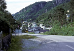 Lonevåg 1979 - Utsikt frå Vågsleitet og nedover Simonsbrekkå. Verkstaden til Simon Lohne Møbelfabrikk til høgre.