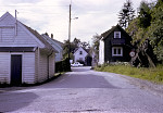 Lonevåg 1979 - På venstre side av vegen ser me bedehuset og huset til Sigurd Solberg. I midten er huset til Smed-Nilsen. Til høgre er huset til baker Hjelle.