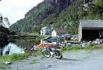 Lonevåg 1979 - Barkavikjæ. Galvaniseringshuset til høgre. Huset tilhøyrer "Magnusen på Barkavikjæ", Magnus Solberg. Lurar på kven sin moped det er?