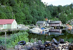 Lonevåg 1979 - Gamle naust i Lonevåg. Utsikt frå Barkavikjæ mot Nøsthauen. Det var her småbåthavn her langs vegen fram til fram til 1970-talet.