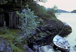 Lonevåg 1979 - Frå Barkavikjæ i Lonevåg. Stien ut til Torskavikjæ og Lyktaneset. Båten er Hans Lillejord sin. I bygget dreiv Rafdalen med oppdrett av mink.