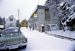 Lonevåg 1979 - Til høgre er forretningen til Sivert Fjelstad. Colaautomaten ga et preg av storby, og var ein stor avveksling då den kom på 70-talet. Kr 5,00 pr flaske. På venstre side av vegen er huset til Donken og Forbrukslaget.