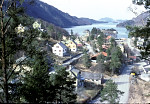 Lonevåg 1980 - Leite. Vegen til høgre er Simonsbrekkå oppkalla etter Simon Lohne.