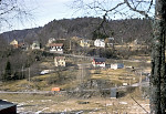 Hatland 1980 - Hatland og Ramberget sett frå Nyleitet. Paktaren budde i det gule huset til venstre for trafoen.