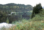 Kårvik 1980 - Kårvikabrunæ sett frå Kårvik. Enno står naustet der Lonaælvæ kjem ut. Lonanaustet vart det kalla.