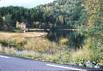 Lonevåg 1980 - Etter Ikonrskaret ligg Barsvatnet med Sajæ (sagbruk). Når ein skulle byggja hus, hogge ein først tømmer, deretter vart det frakta opp her for saging. Det var mange slike sager på Osterøy. Saga vart reven i år ....? 