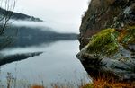 Lonevåg 1994 - Badeplassen på Svenevikjæ i Lonevåg. Svaberget til høgre var badeplass for dei som kunne symja. Dei minste bada i fjæresteinane på ein litan sandbanke innarst i bukta. Etter at den nye vegen Lonevåg-Bysheim kom i 1975, var det for det meste slutt på bading her.