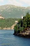 Innover Osterfjorden med ferga Tysse-Stamnes. Desse små hyttene ved fjordsidene står anten står på pålar eller er festa i fjellsida. Dette er laksegiljer, kor fiskaren sat i timevis for å fanga storlaksen. Den over 100 år gamle fiskemetoden er heilt eineståande i sitt slag, og kan berre opplevast i området langs Osterfjorden.