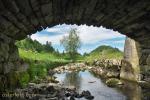 Søre Hartveitbrua. Legg merke til segmentbuen med koniske steiner som heldt brua oppe. Det er vel ei steinhvelvbru som var vanlieg i Norge tidleg på 1900-talet. Altså ei bro som blir båret av eit hvelv laget av stein. Uten mørtel sikrer den mot frostsprengning. 