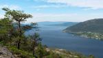 Osterfjorden sett fra Løtane. Molvik på den andre siden. Fyret på Bernestangen midt i bildet.